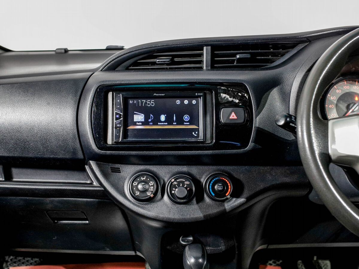 Toyota Vitz 2015 - фото автомобиля