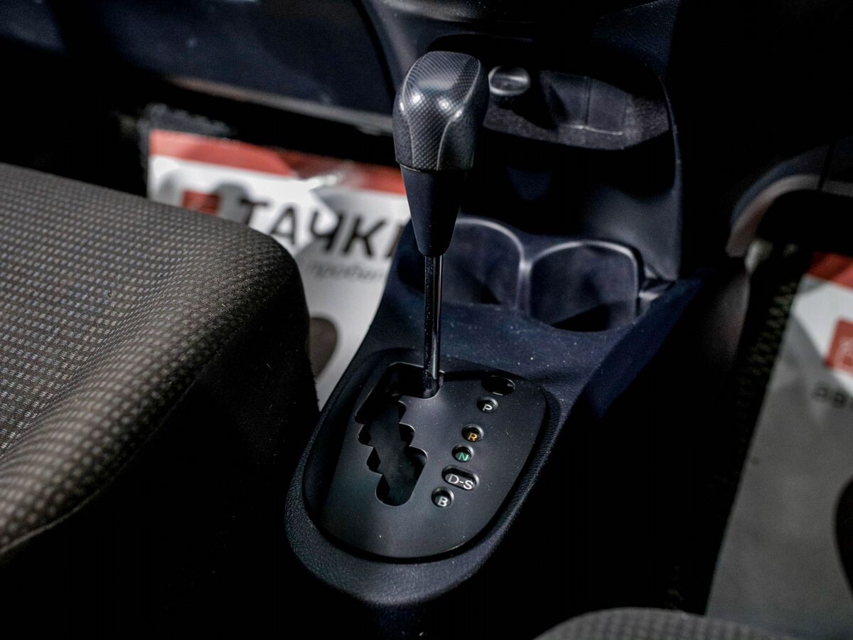 Toyota Vitz 2015 - фото автомобиля