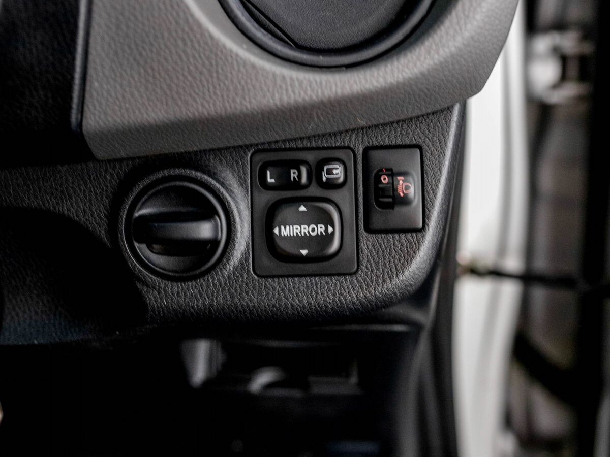 Toyota Vitz 2015 - фото автомобиля