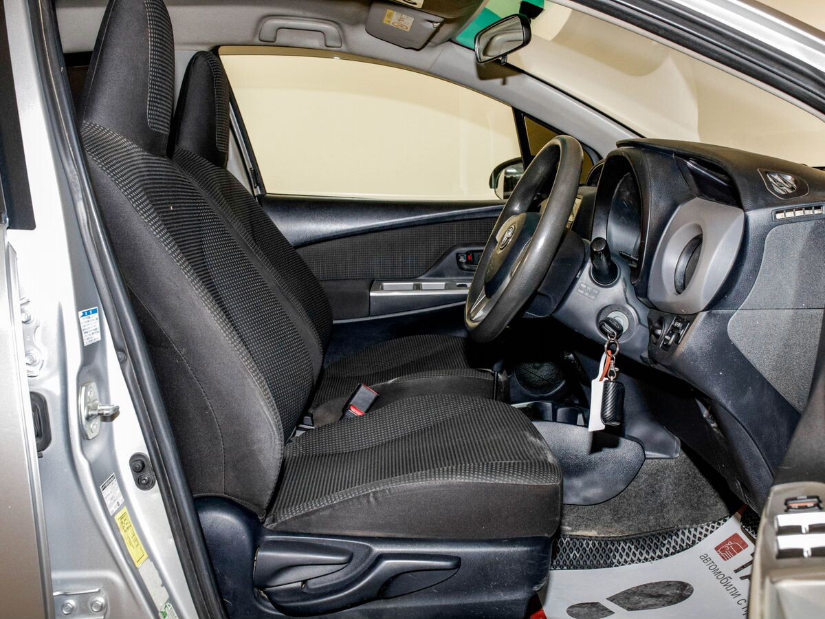 Toyota Vitz 2015 - фото автомобиля