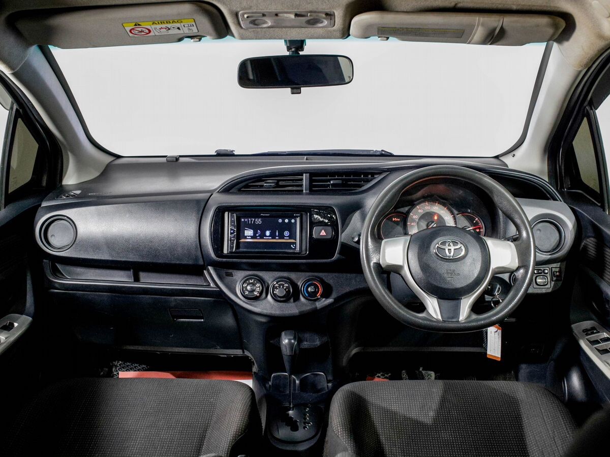 Toyota Vitz 2015 - фото автомобиля