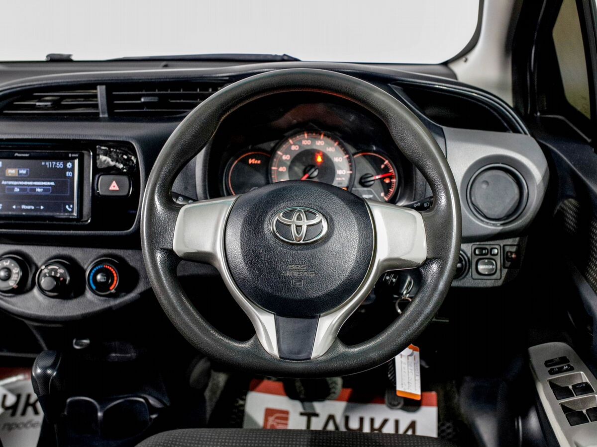 Toyota Vitz 2015 - фото автомобиля