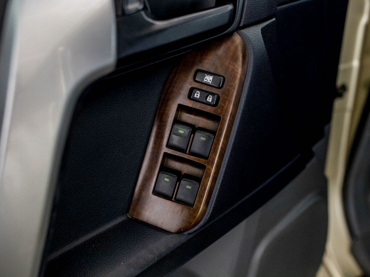Toyota Land Cruiser Prado 2012 - фото автомобиля