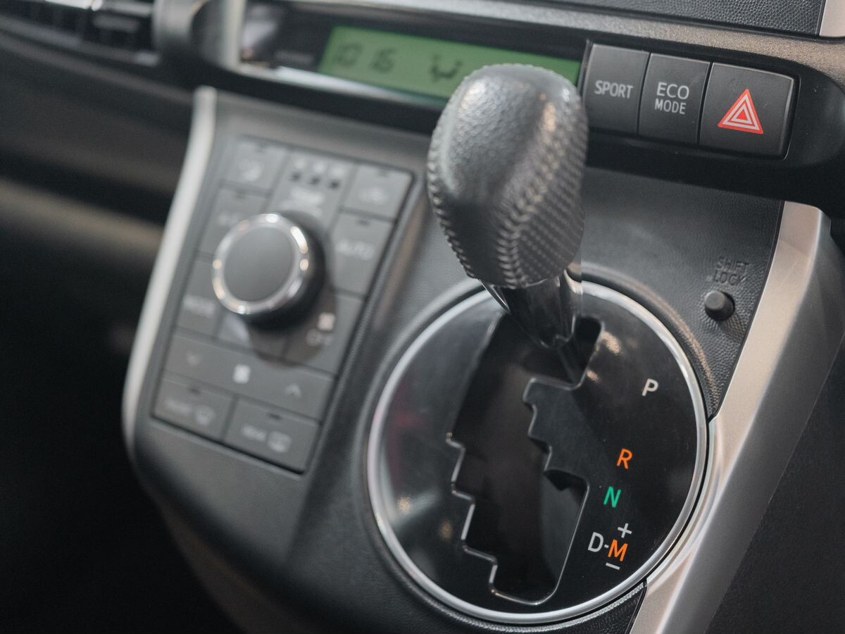 Toyota Wish 2011 - фото автомобиля