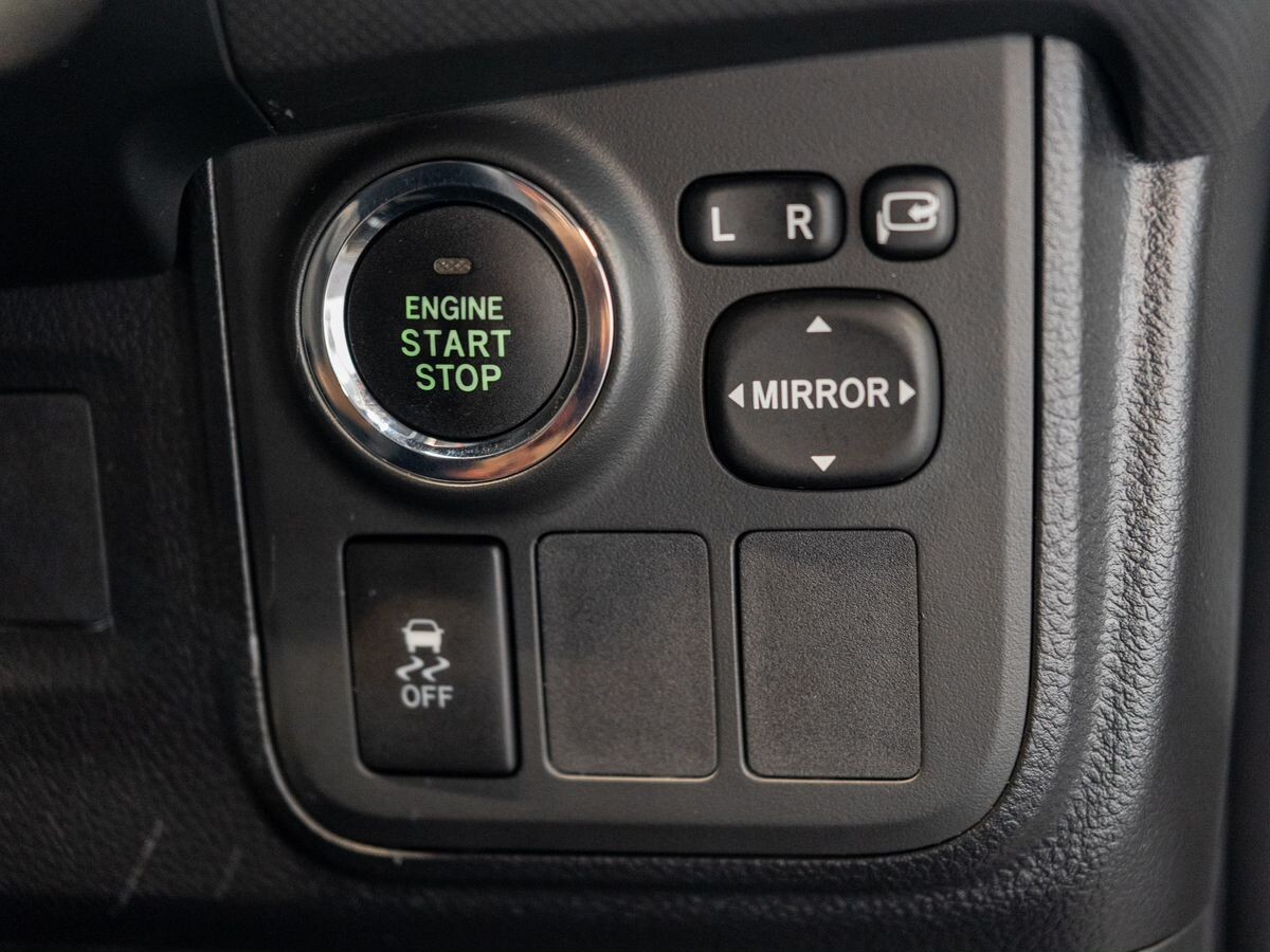 Toyota Wish 2011 - фото автомобиля