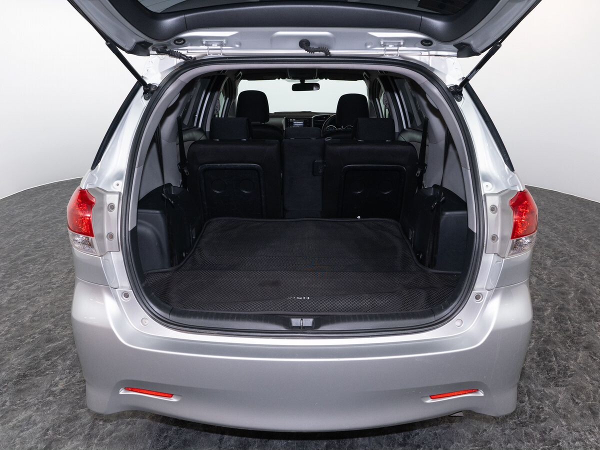 Toyota Wish 2011 - фото автомобиля