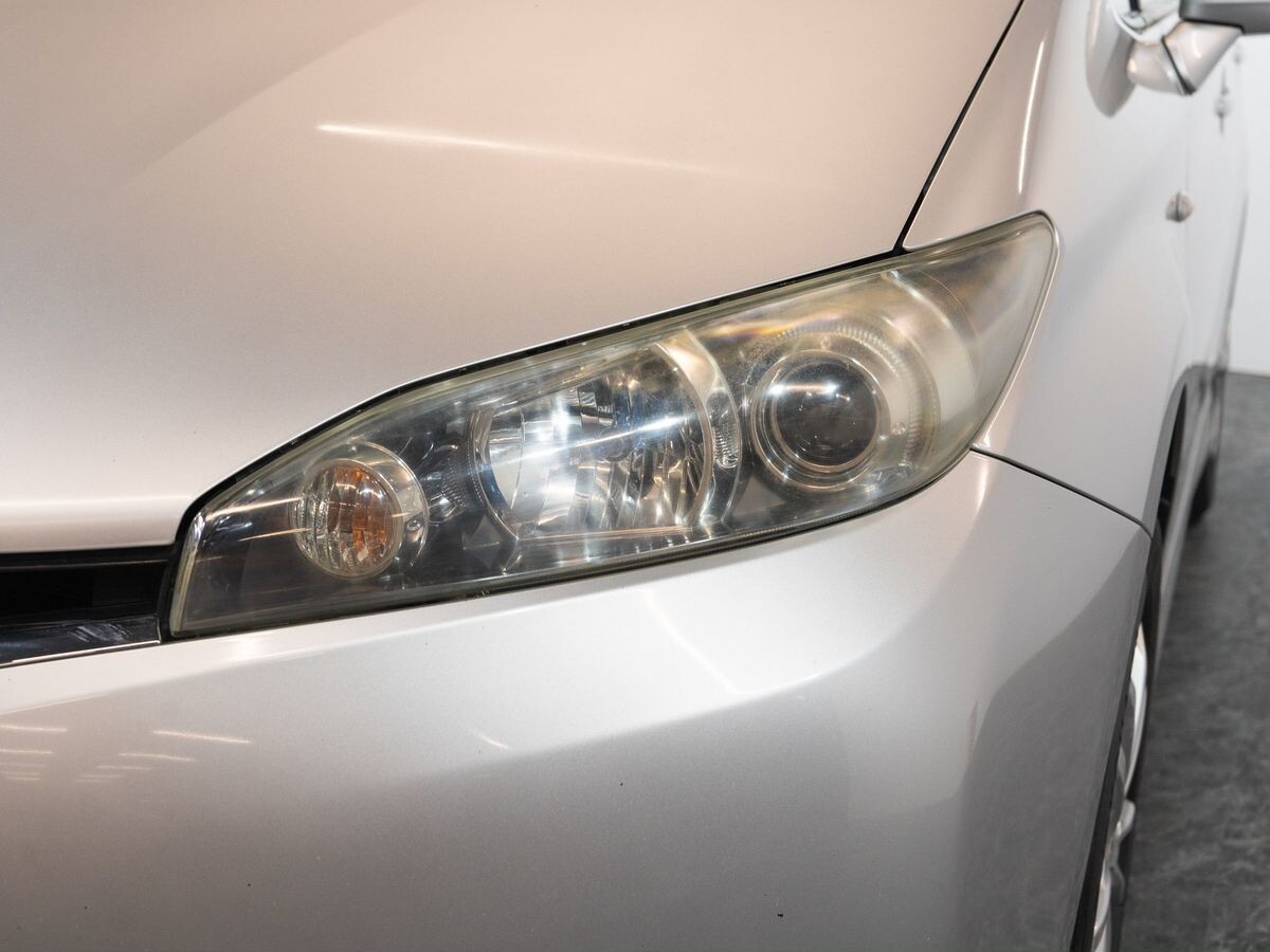 Toyota Wish 2011 - фото автомобиля