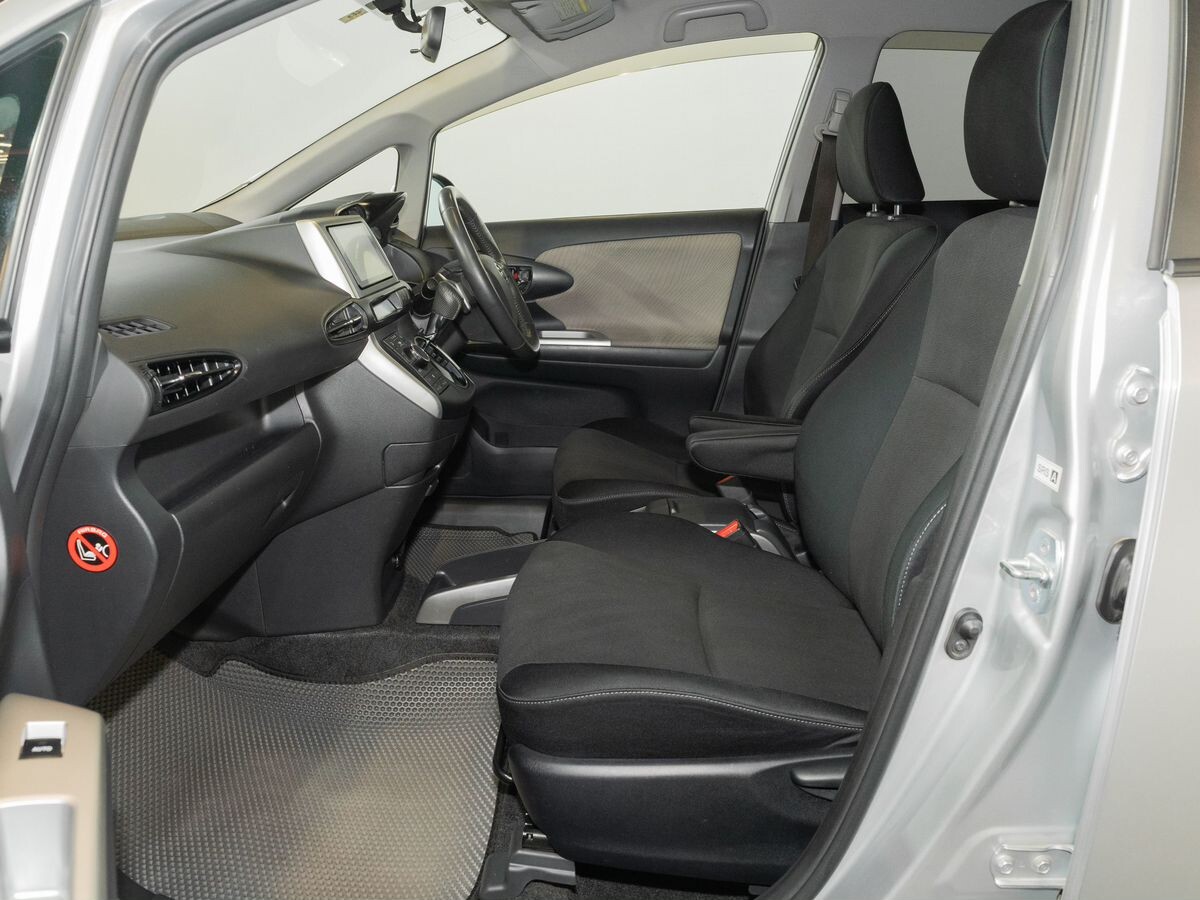 Toyota Wish 2011 - фото автомобиля