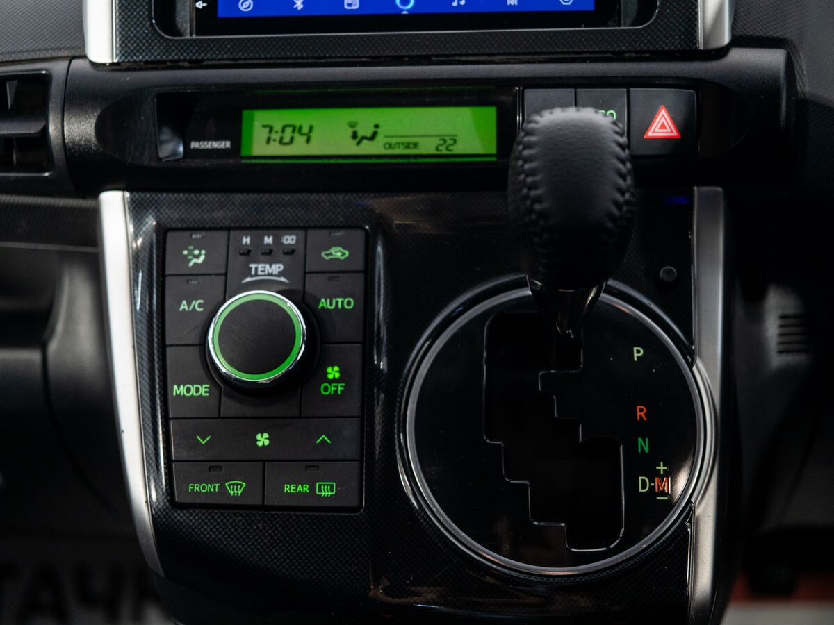 Toyota Wish 2013 - фото автомобиля