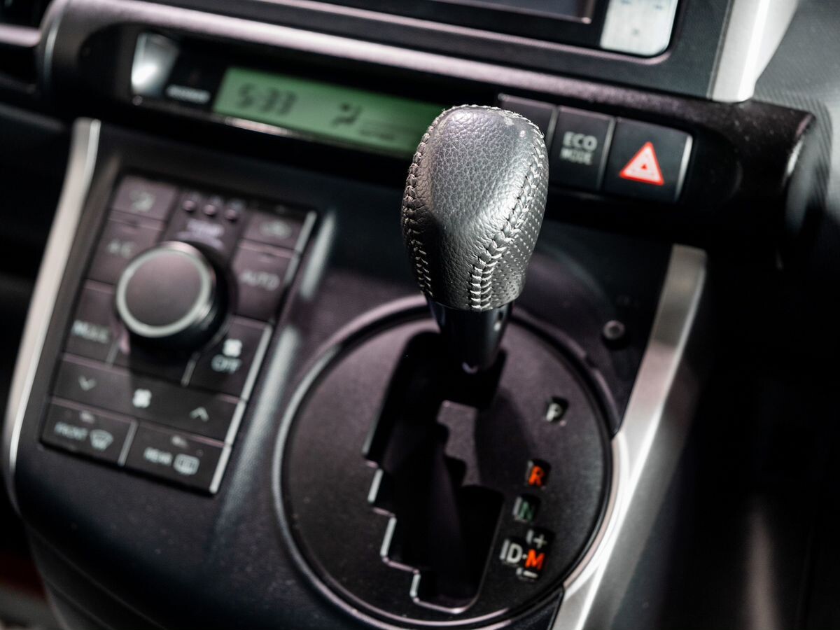 Toyota Wish 2012 - фото автомобиля
