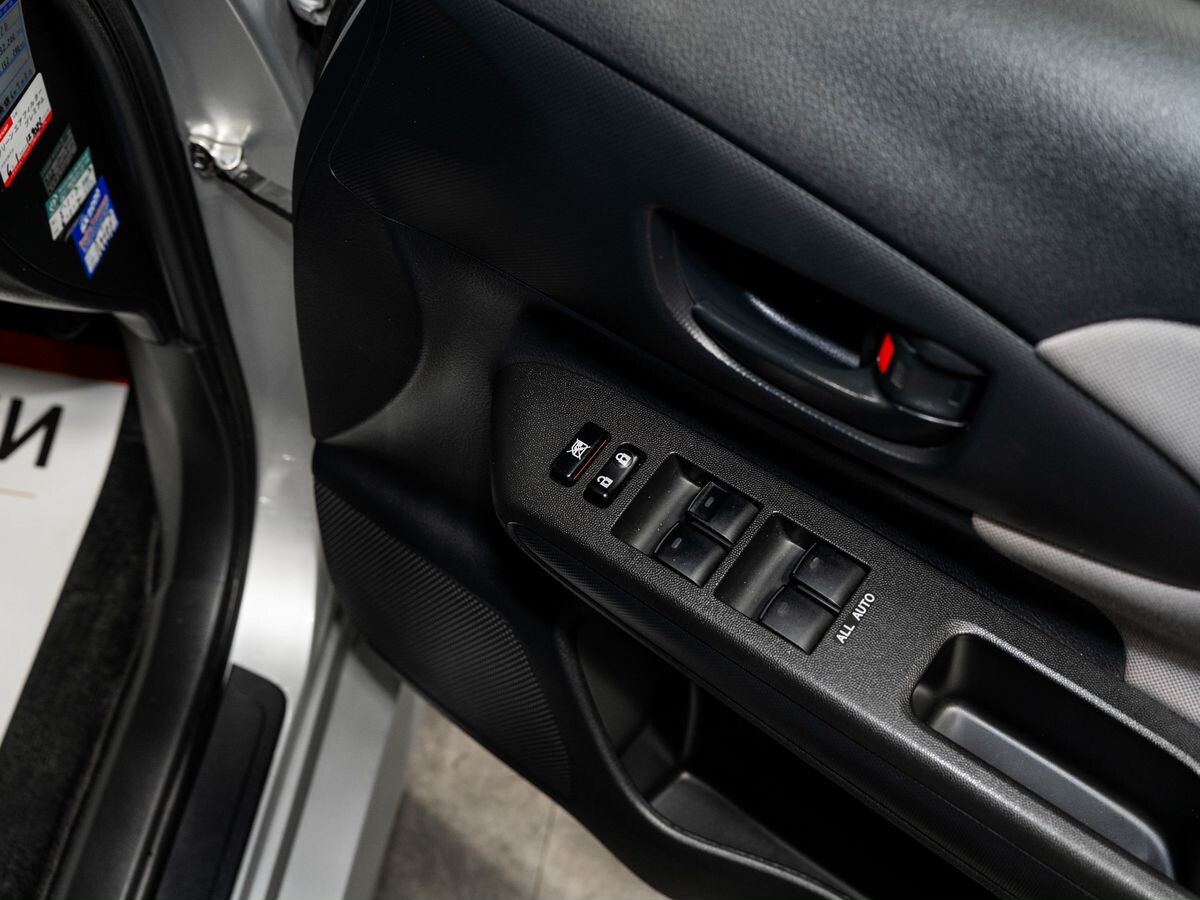 Toyota Wish 2012 - фото автомобиля