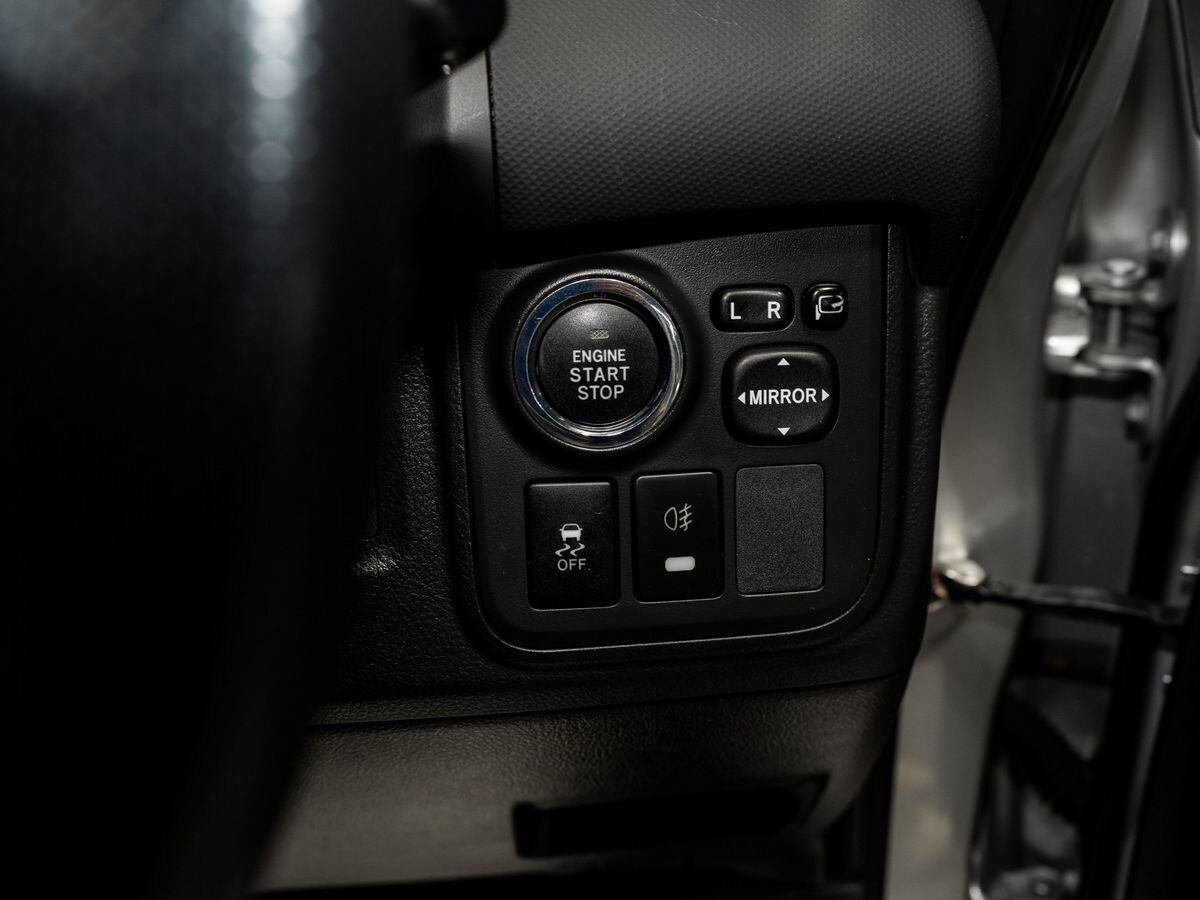 Toyota Wish 2012 - фото автомобиля