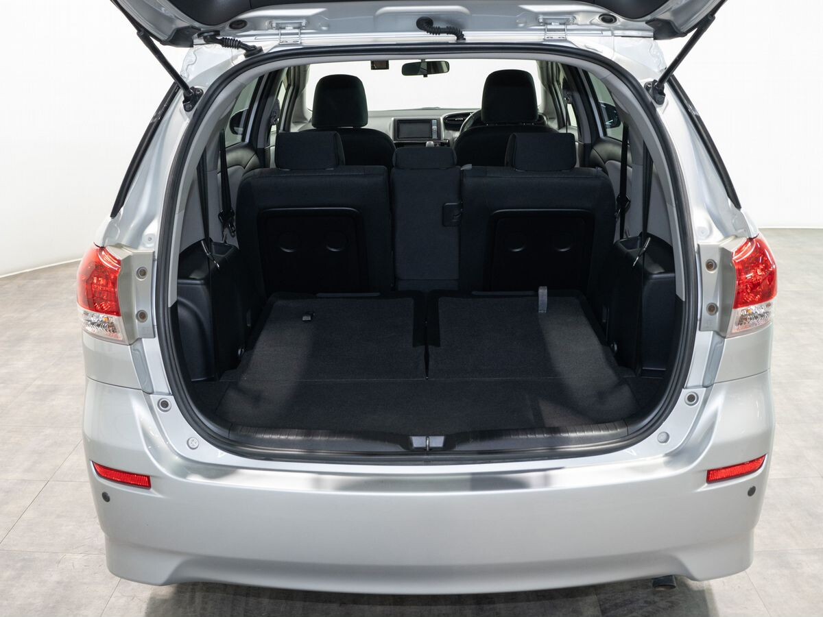 Toyota Wish 2012 - фото автомобиля