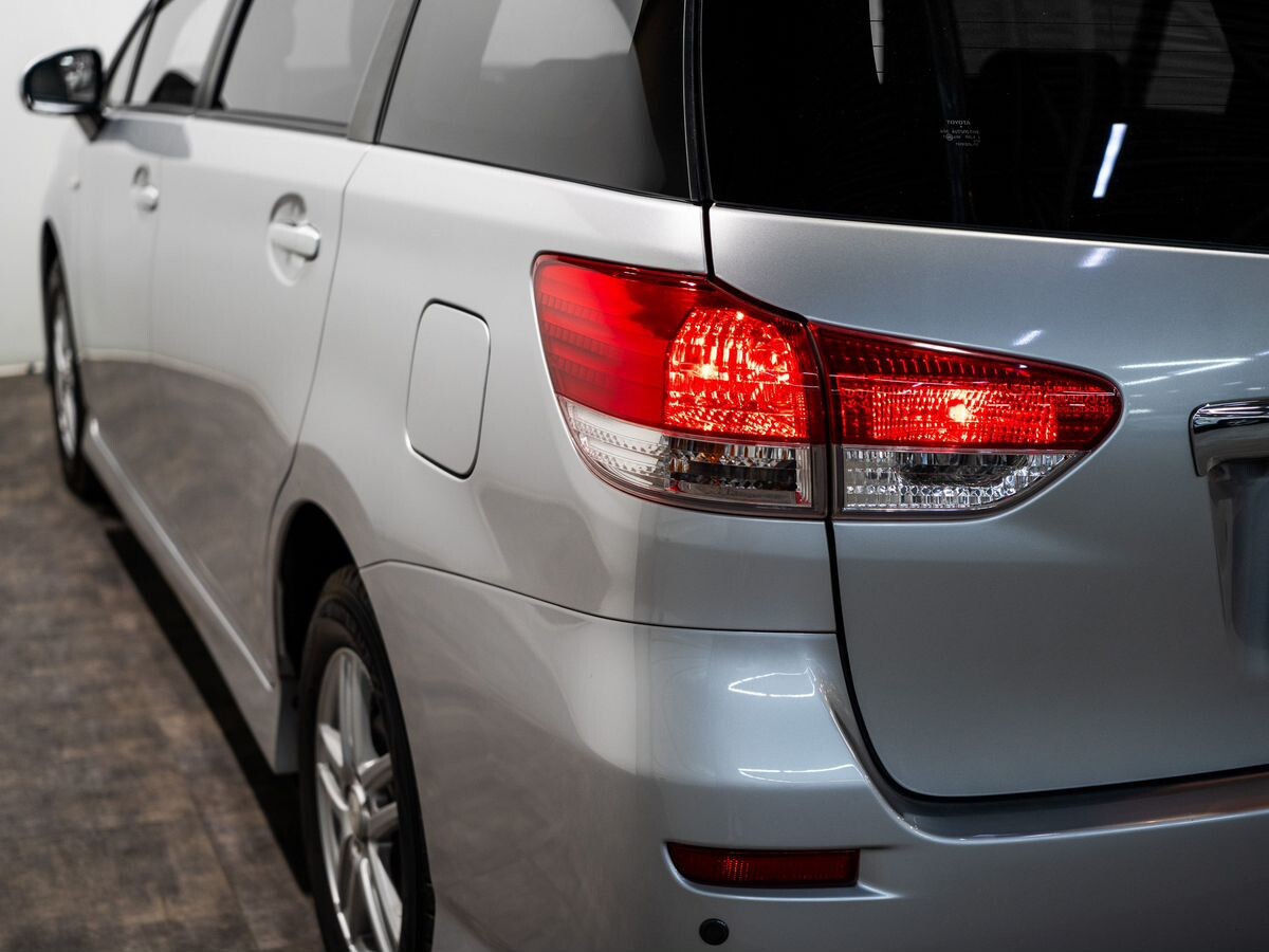 Toyota Wish 2012 - фото автомобиля