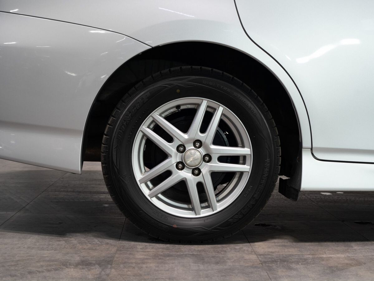 Toyota Wish 2012 - фото автомобиля