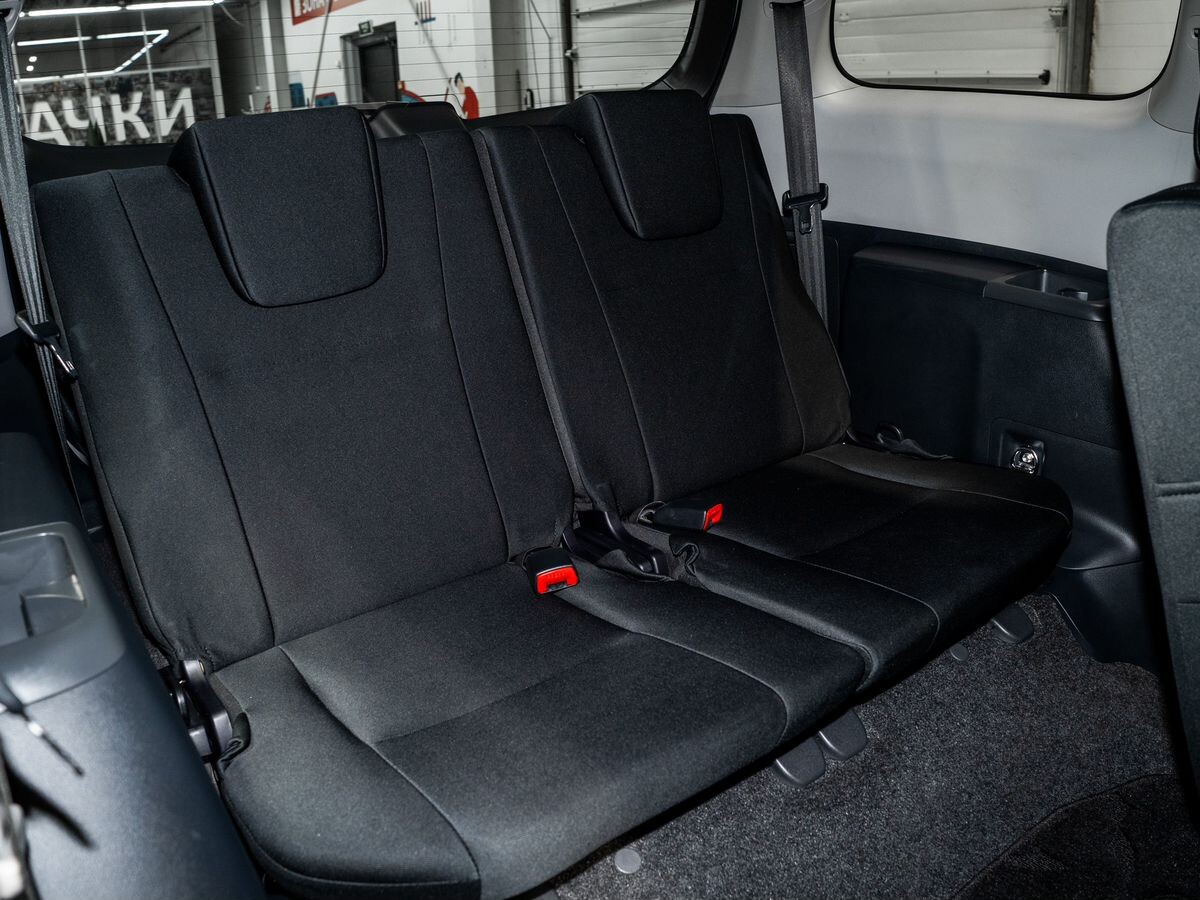 Toyota Wish 2012 - фото автомобиля