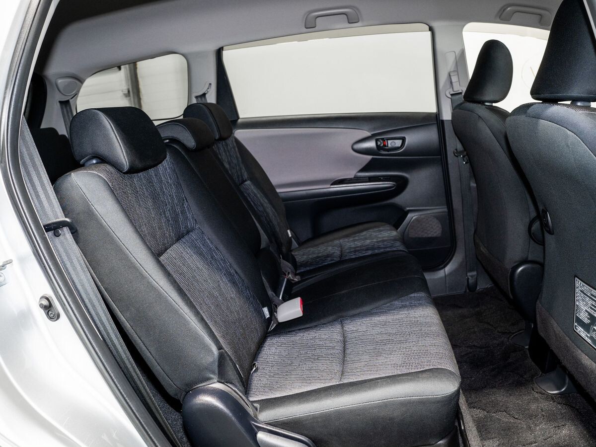 Toyota Wish 2012 - фото автомобиля