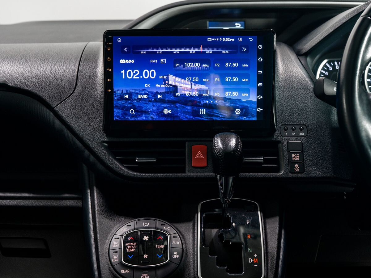 Toyota Voxy 2016 - фото автомобиля