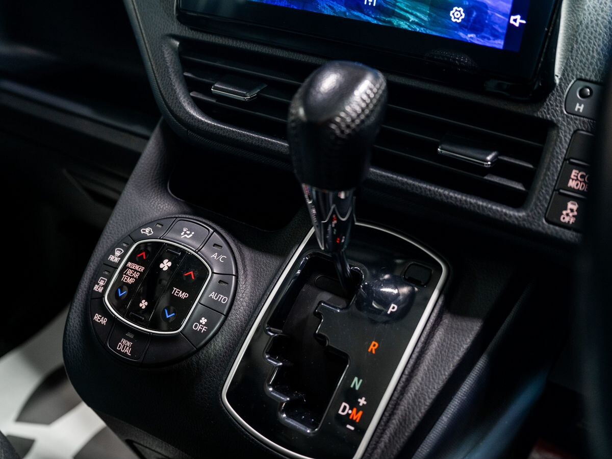 Toyota Voxy 2016 - фото автомобиля