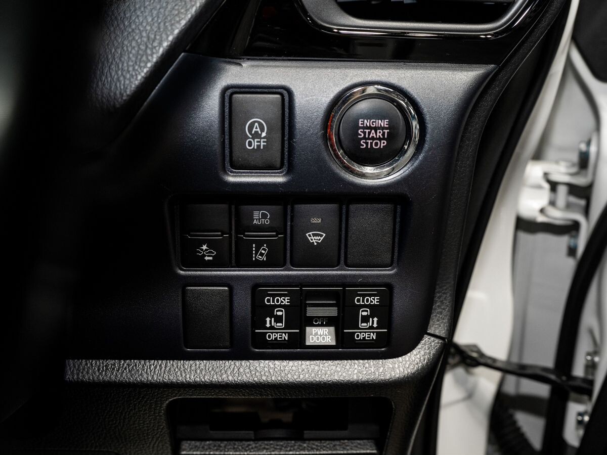 Toyota Voxy 2016 - фото автомобиля