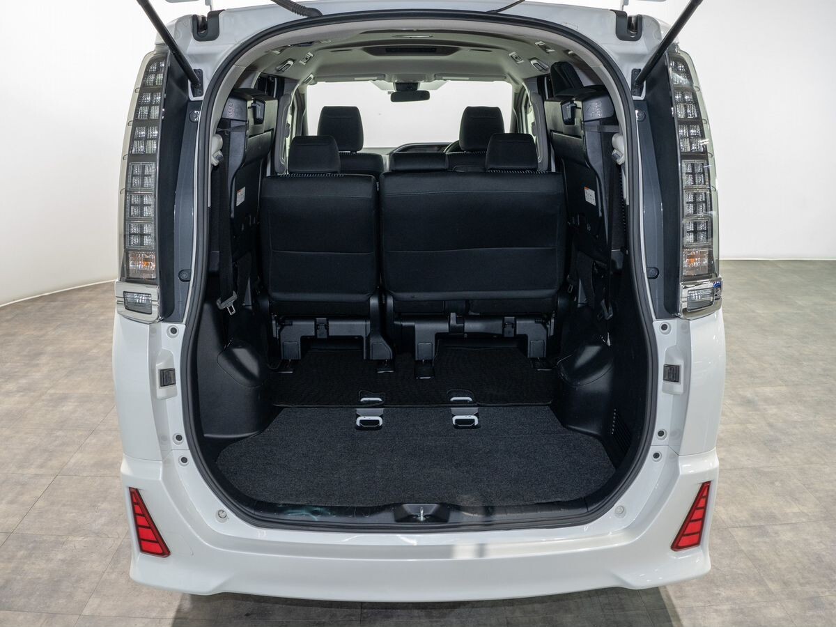 Toyota Voxy 2016 - фото автомобиля