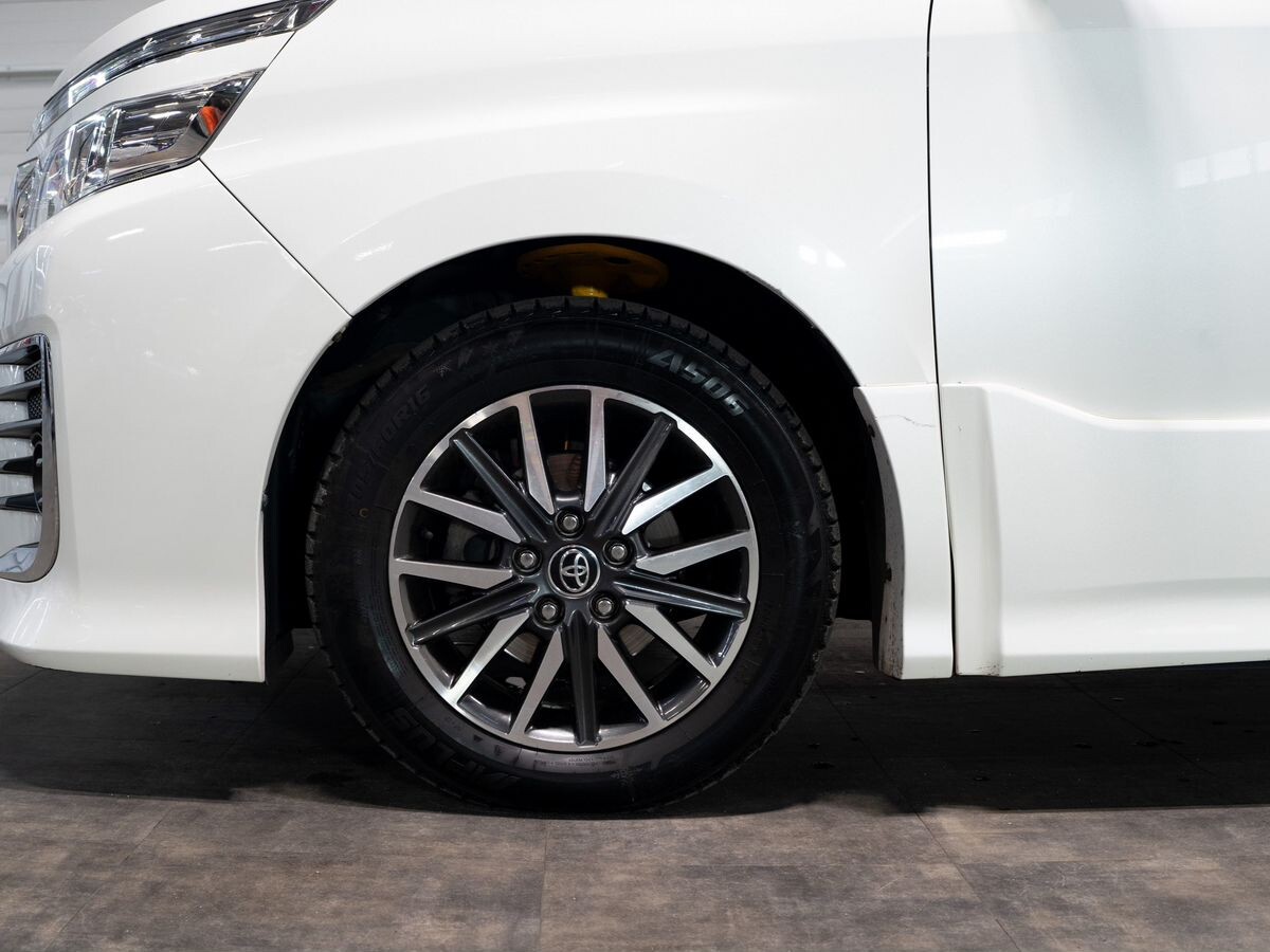 Toyota Voxy 2016 - фото автомобиля