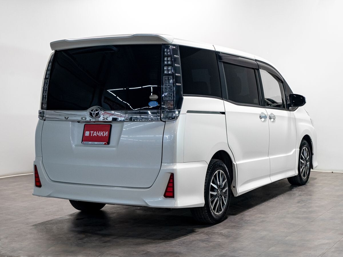 Toyota Voxy 2016 - фото автомобиля