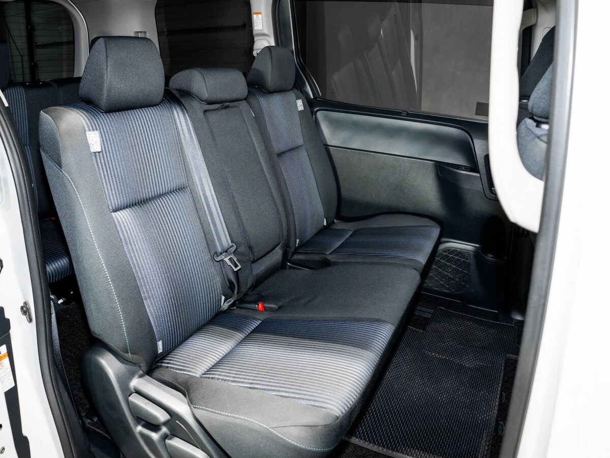 Toyota Voxy 2016 - фото автомобиля