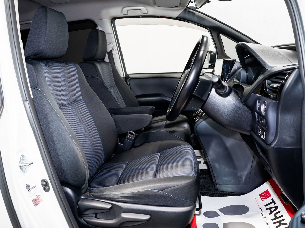 Toyota Voxy 2016 - фото автомобиля