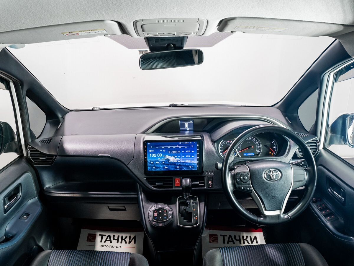 Toyota Voxy 2016 - фото автомобиля