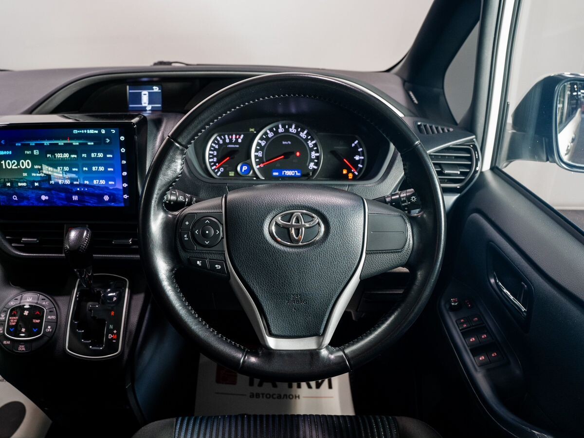 Toyota Voxy 2016 - фото автомобиля