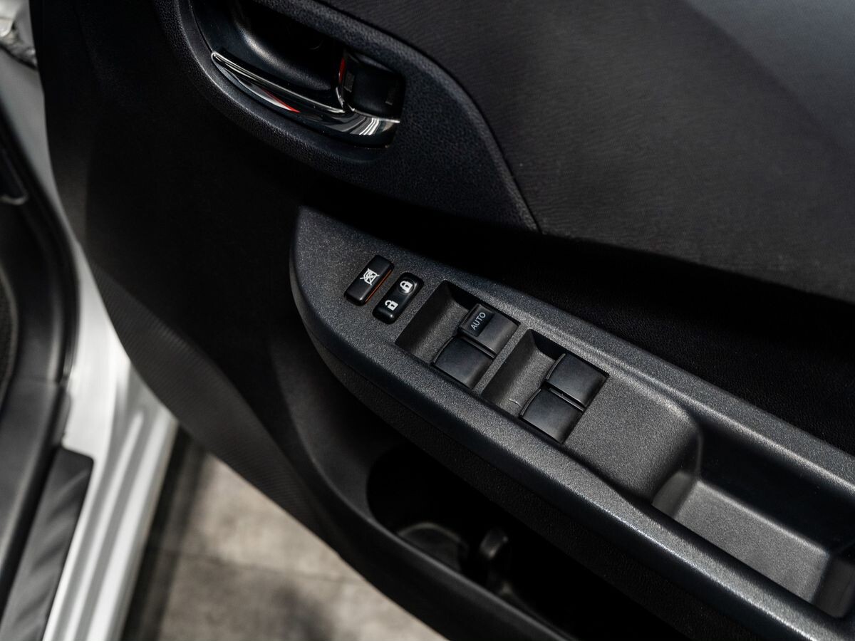 Toyota Ractis 2011 - фото автомобиля