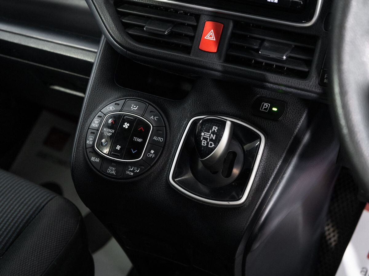 Toyota Voxy 2017 - фото автомобиля