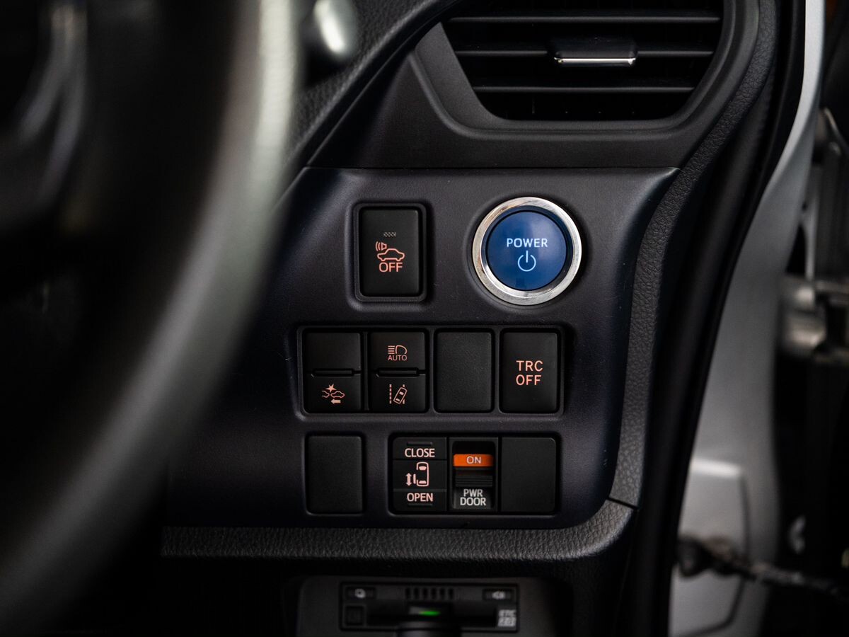 Toyota Voxy 2017 - фото автомобиля