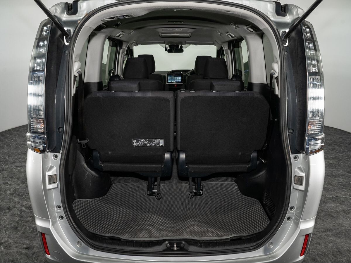 Toyota Voxy 2017 - фото автомобиля