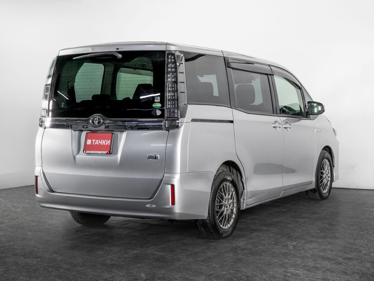 Toyota Voxy 2017 - фото автомобиля