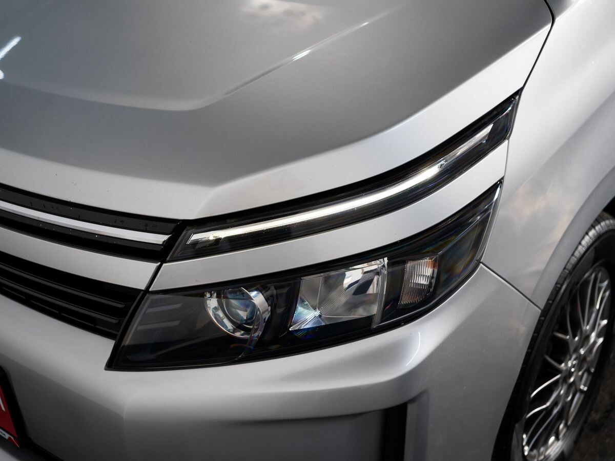 Toyota Voxy 2017 - фото автомобиля