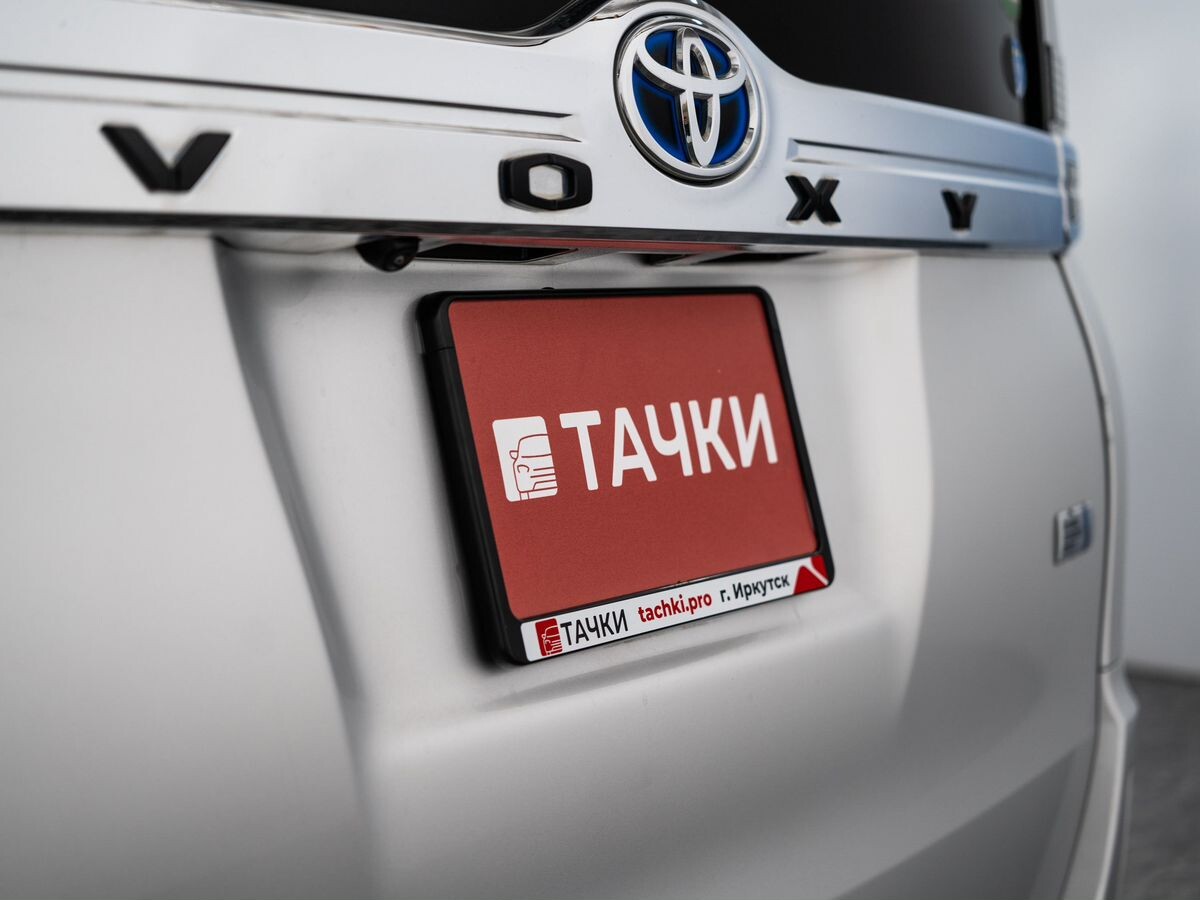 Toyota Voxy 2017 - фото автомобиля