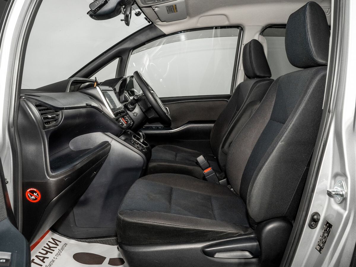 Toyota Voxy 2017 - фото автомобиля