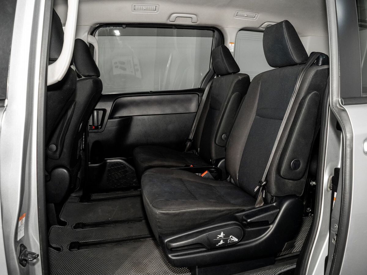Toyota Voxy 2017 - фото автомобиля