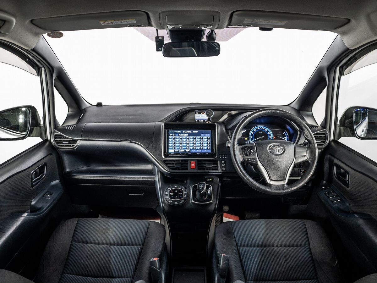 Toyota Voxy 2017 - фото автомобиля