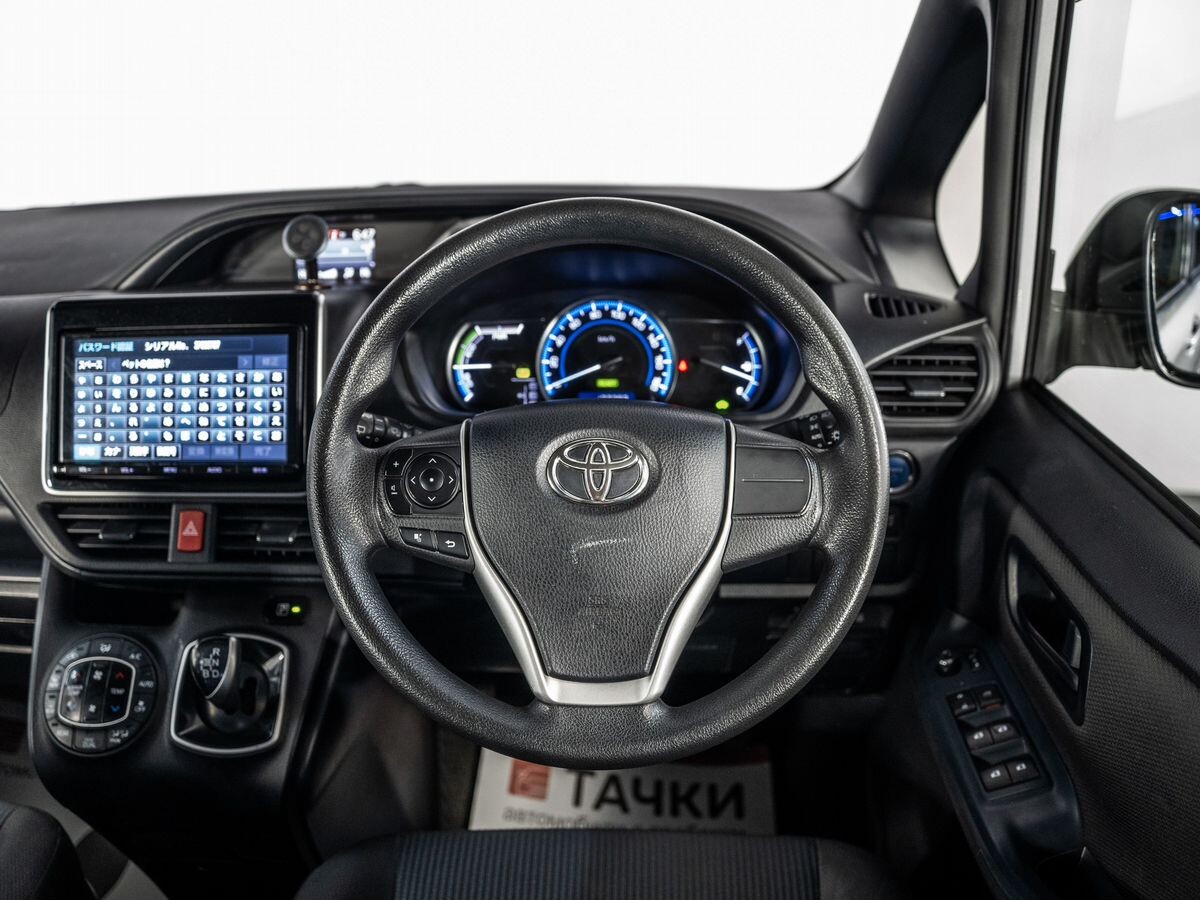 Toyota Voxy 2017 - фото автомобиля
