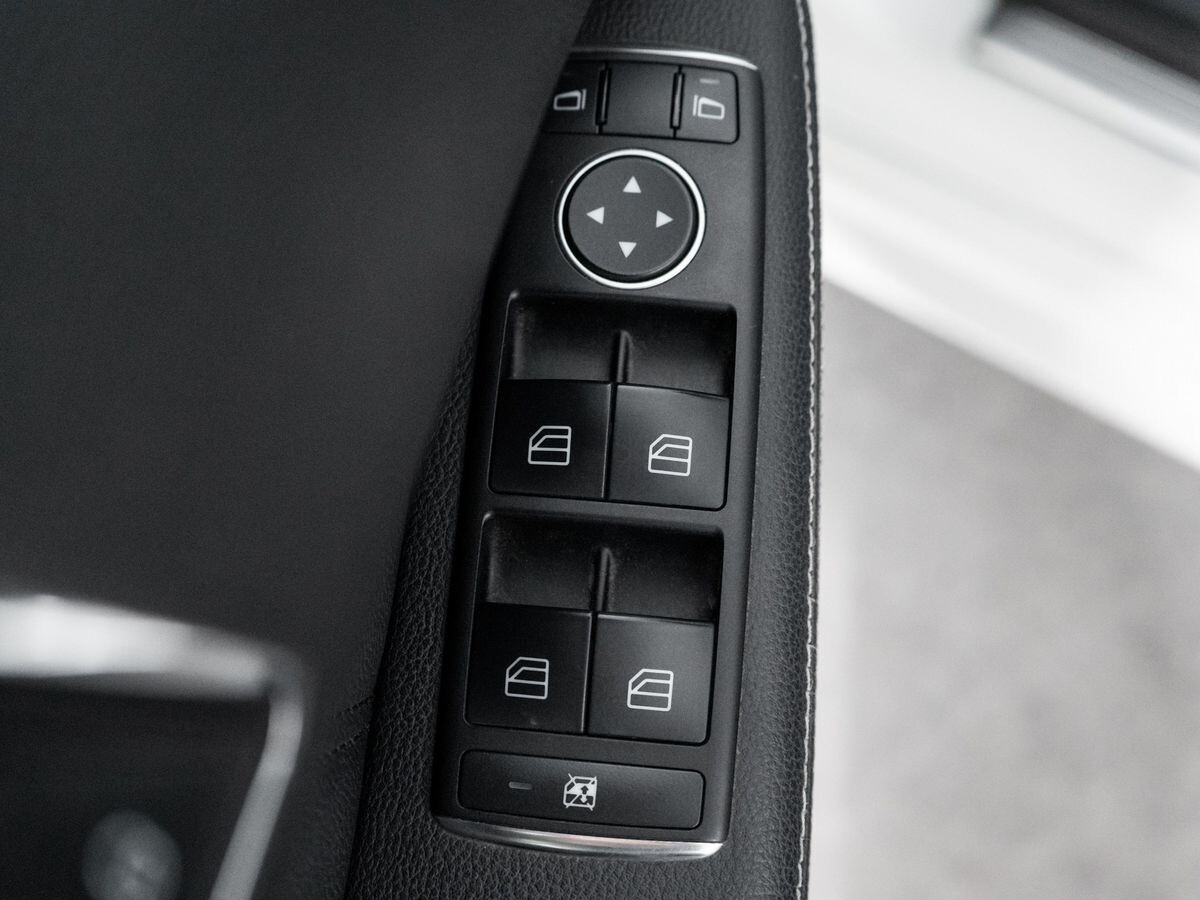 Mercedes-Benz E-Class 2011 - фото автомобиля