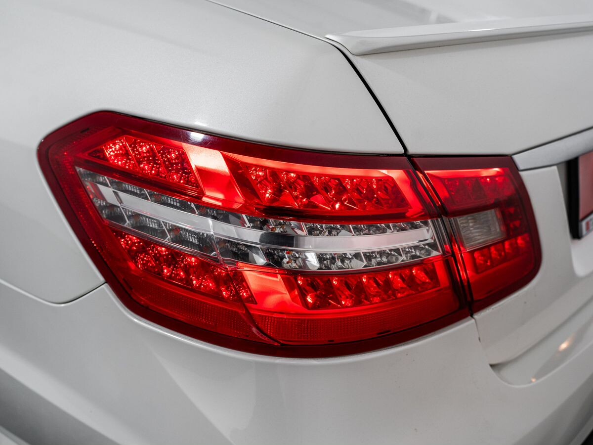 Mercedes-Benz E-Class 2011 - фото автомобиля