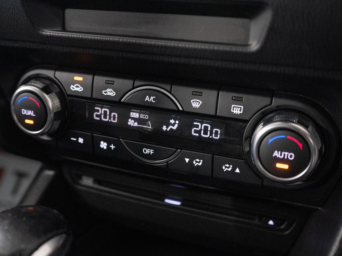 Mazda Axela 2017 - фото автомобиля