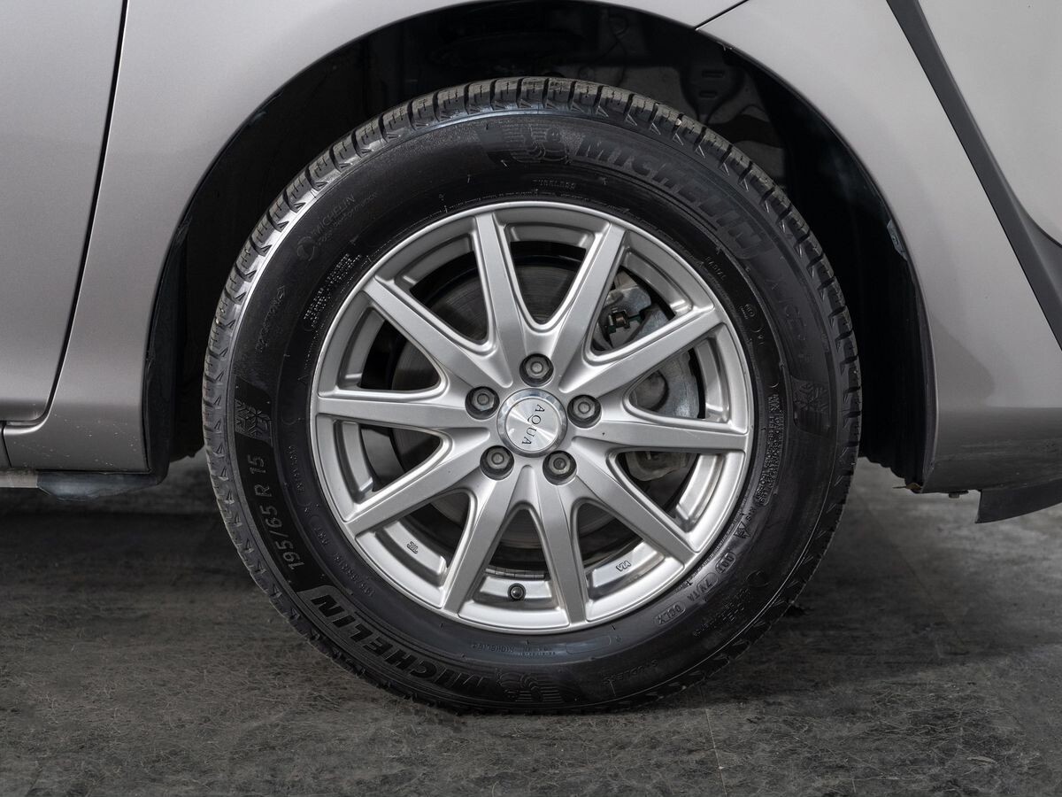 Toyota Sienta 2021 - фото автомобиля