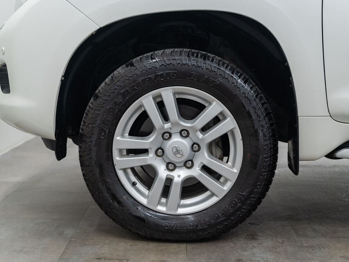 Toyota Land Cruiser Prado 2011 - фото автомобиля