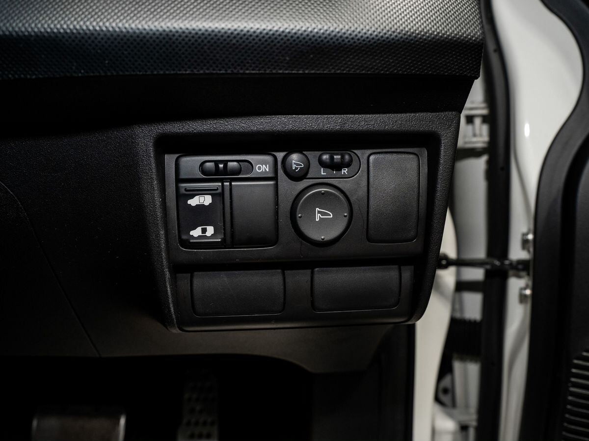 Honda Freed Spike 2010 - фото автомобиля