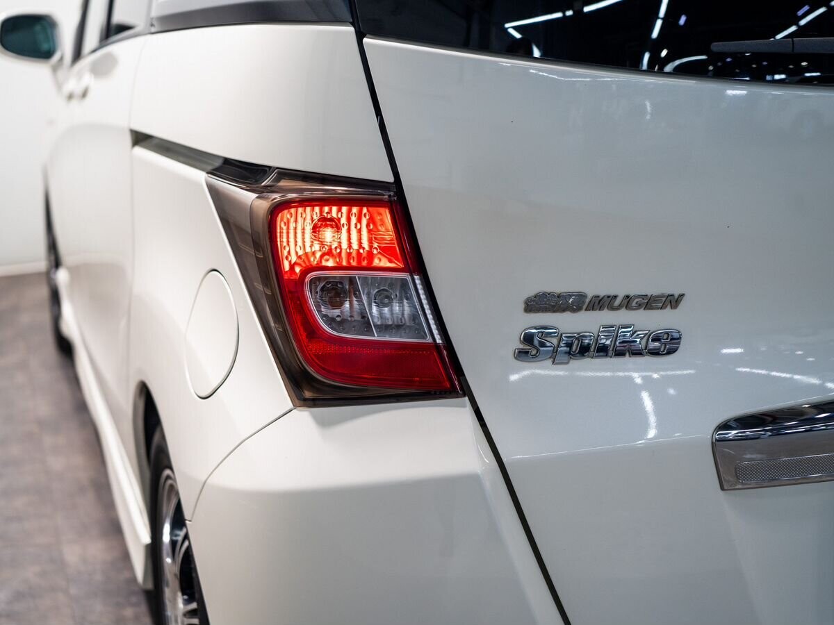 Honda Freed Spike 2010 - фото автомобиля