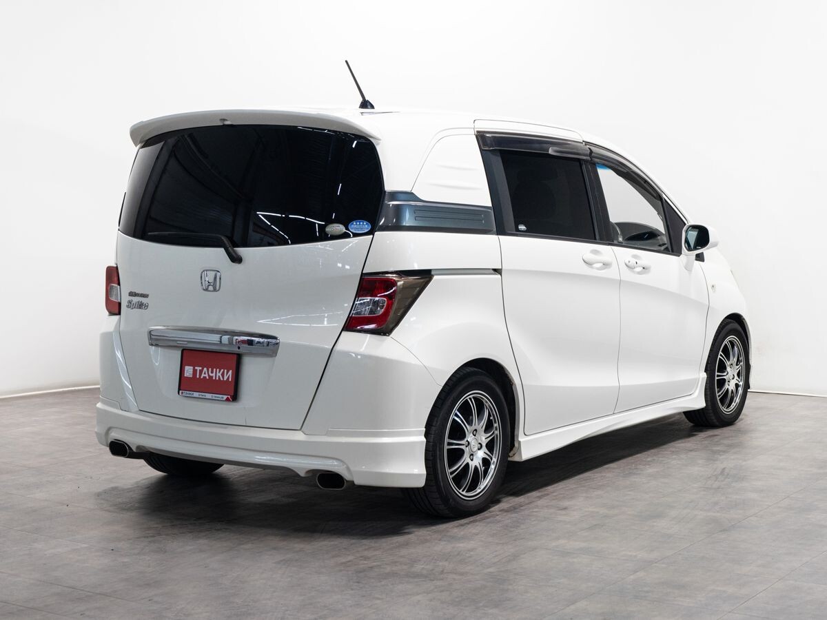 Honda Freed Spike 2010 - фото автомобиля